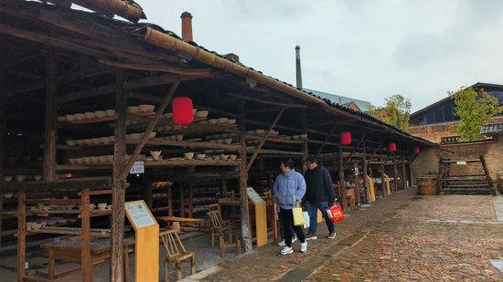 2月23日，游客在江西省景德镇市陶阳里历史文化街区徐家窑作坊参观。王景萍 摄